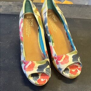 TOMS Women's Colorful Floral Wedges